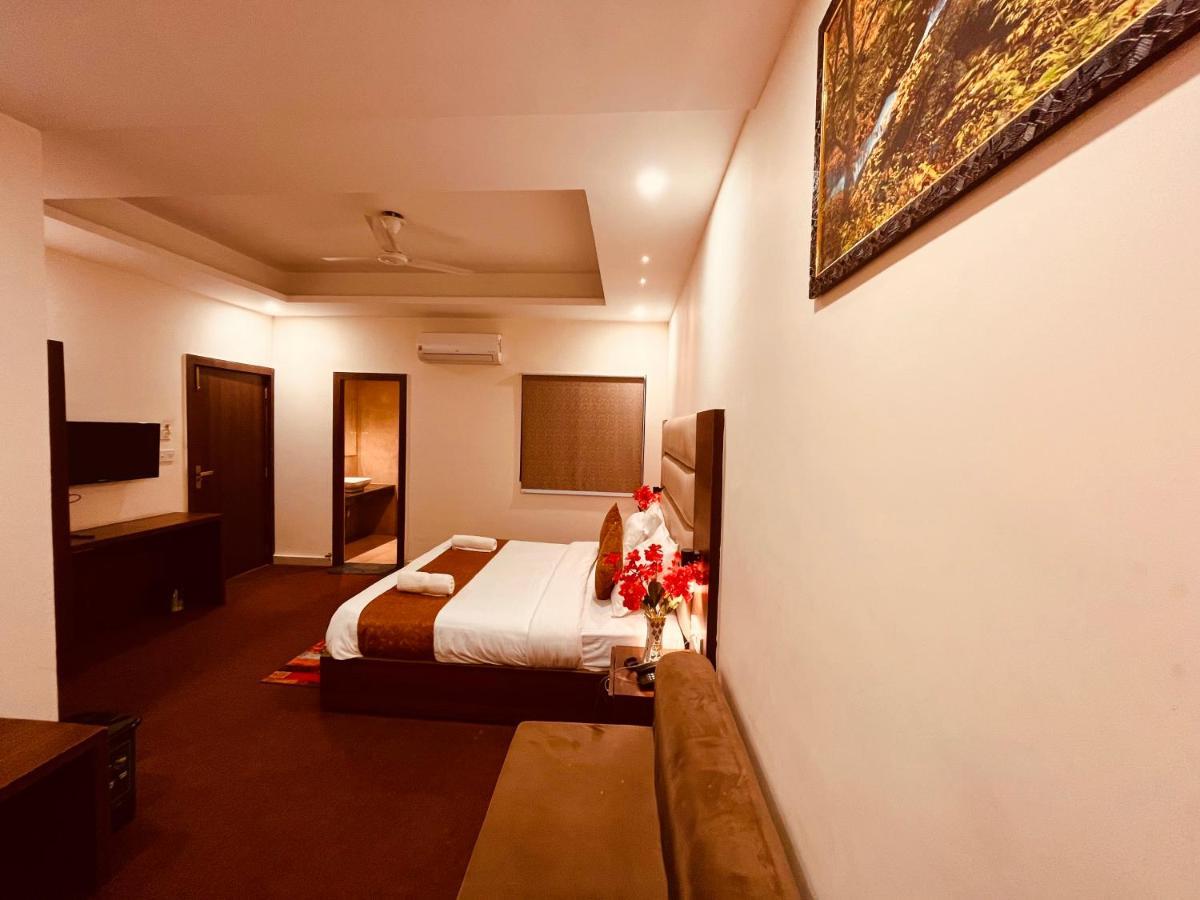 Hotel Prayag Inn Haridwār Exteriör bild